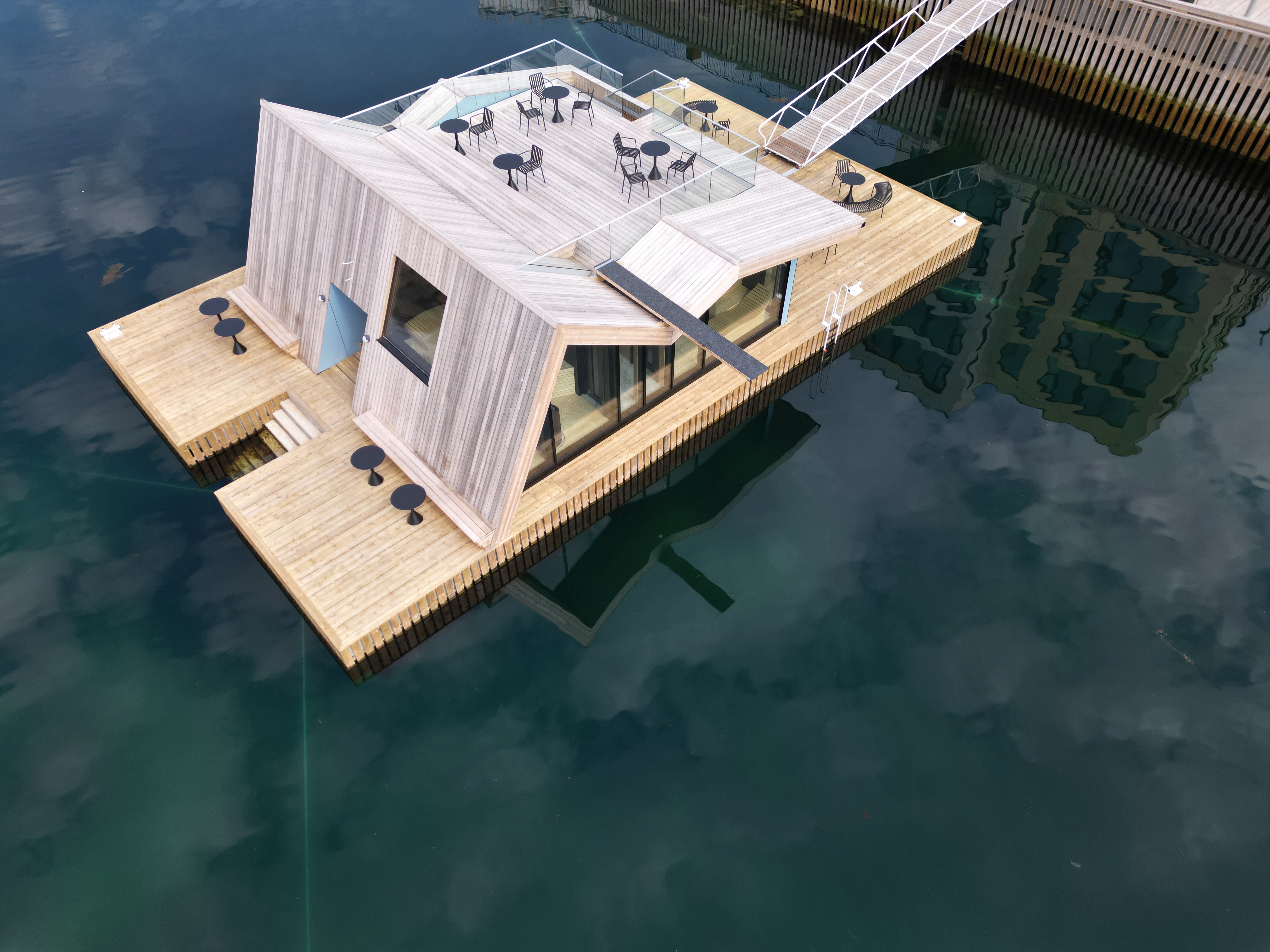 Dronebilde av badstue på flytebrygge