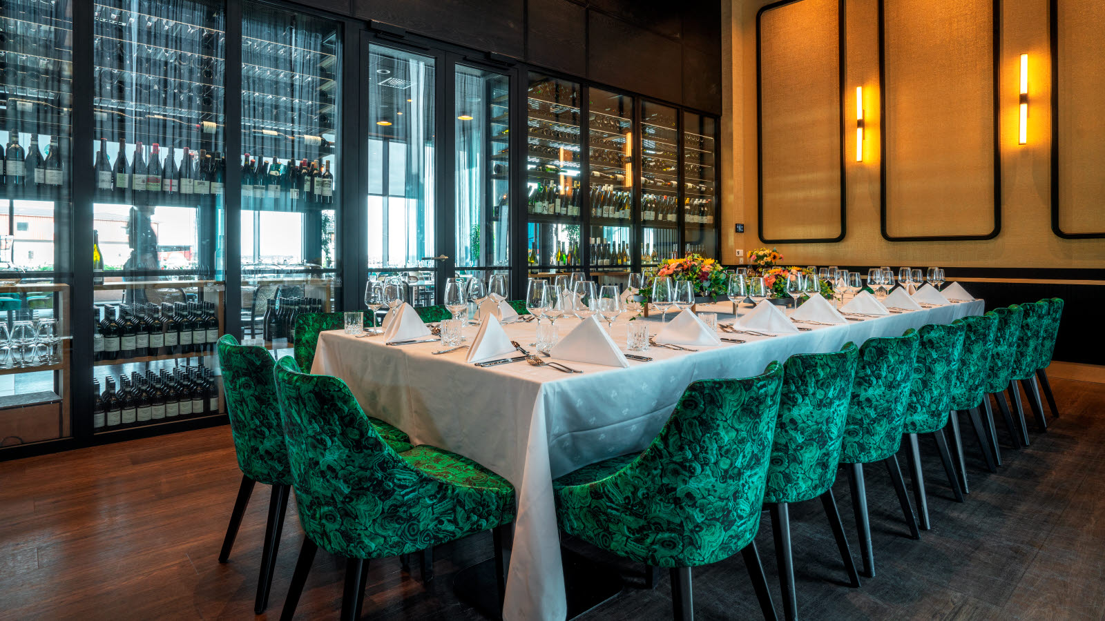 Dekket styrebord med grønne stoler