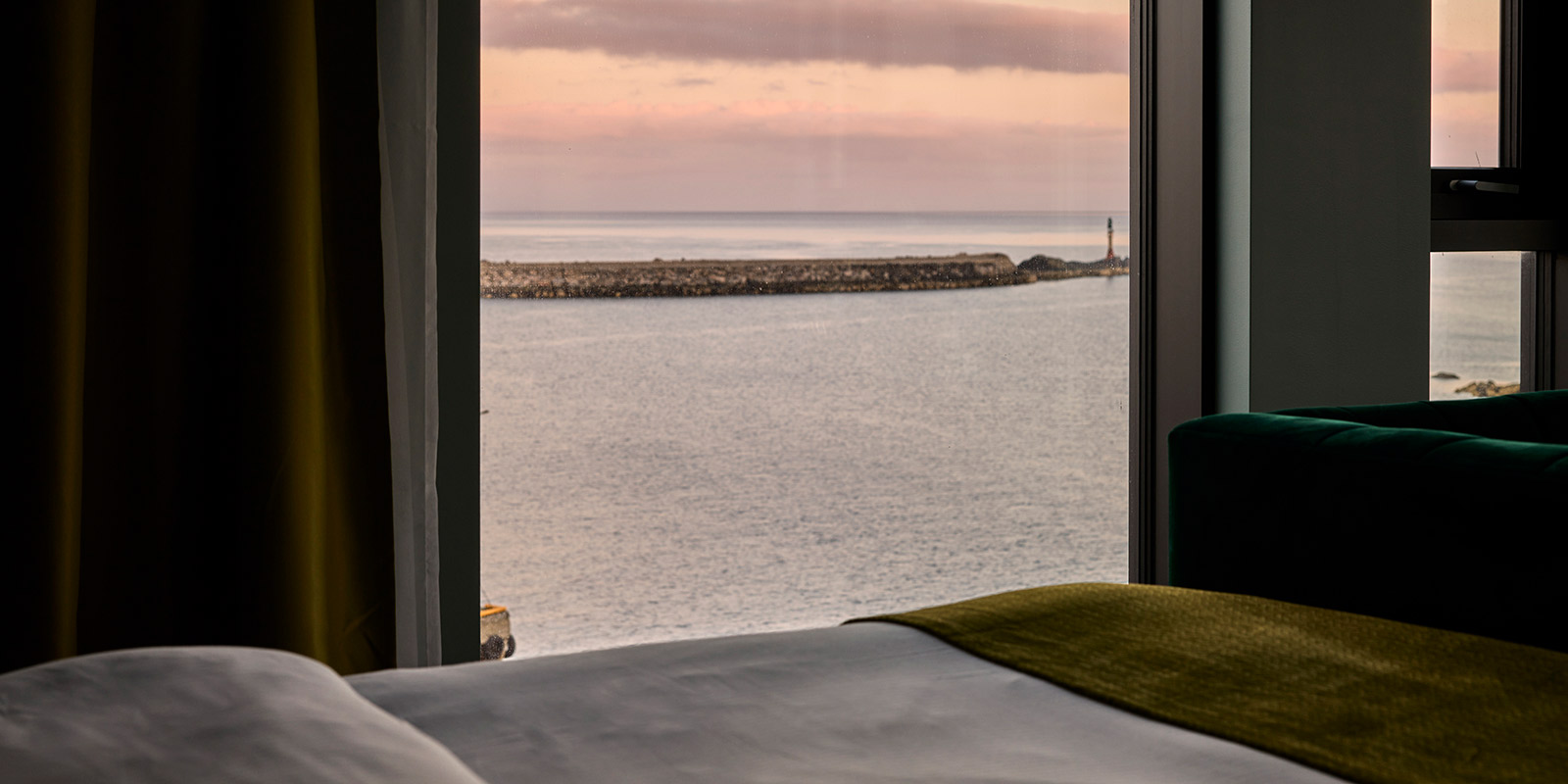 utsikt fra hotellseng p&#xE5; junior suite p&#xE5; thon hotel svolv&#xE6;r