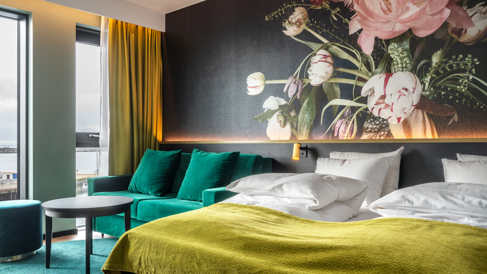 Familie på fire som sjekker inn hos en smilende resepsjonist på et Thon Hotel