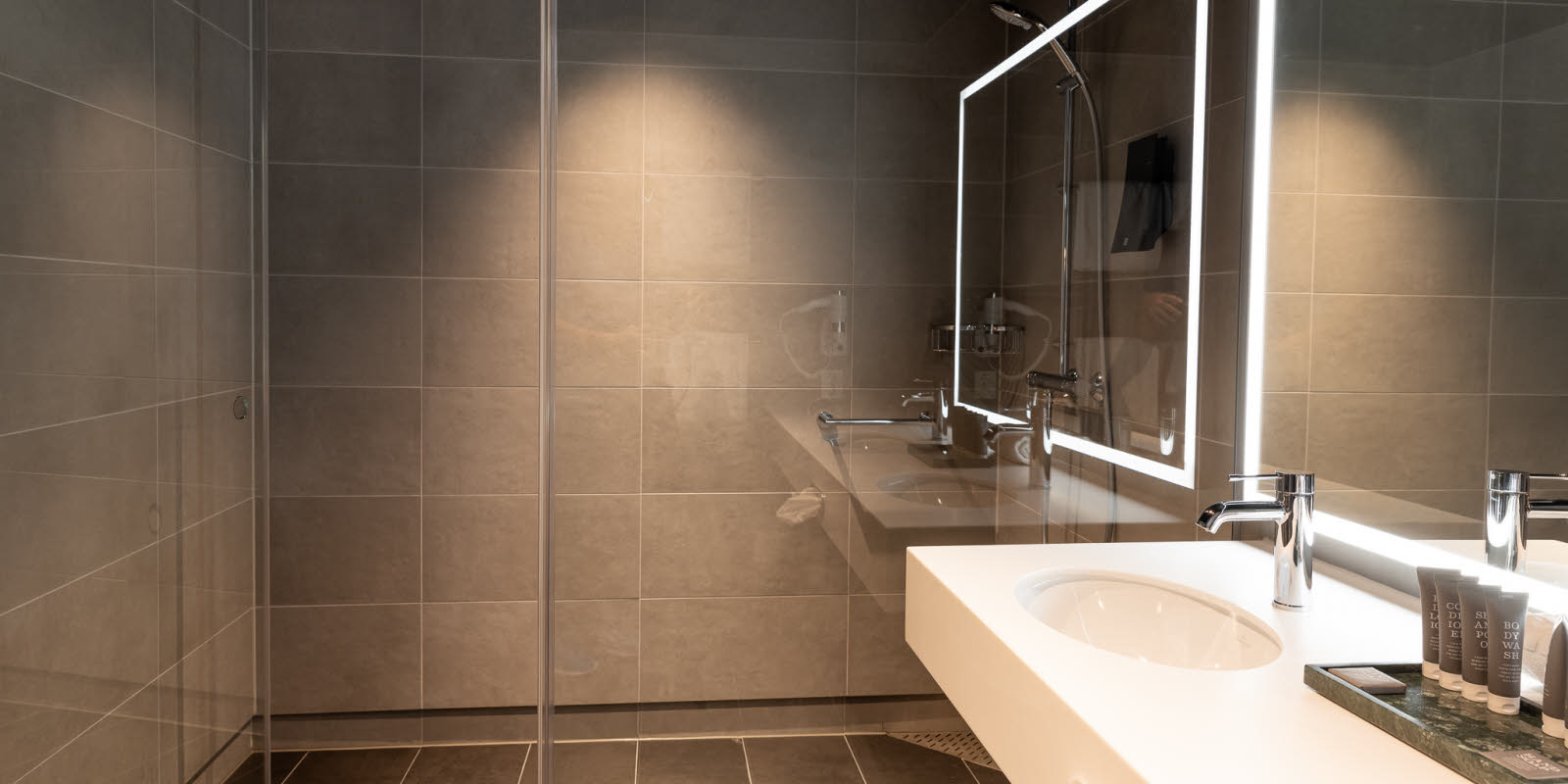 utsnitt av bad p&#xE5; handikapvennlig rom p&#xE5; thon hotel svolv&#xE6;r