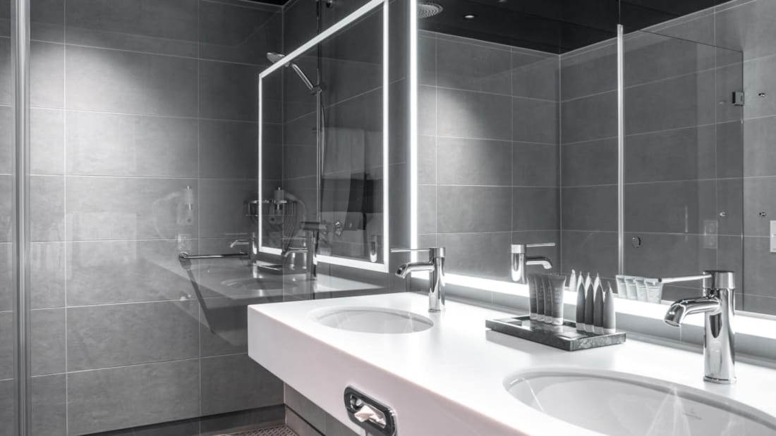 vask og speil på standard bad på Thon Hotel Svolvær