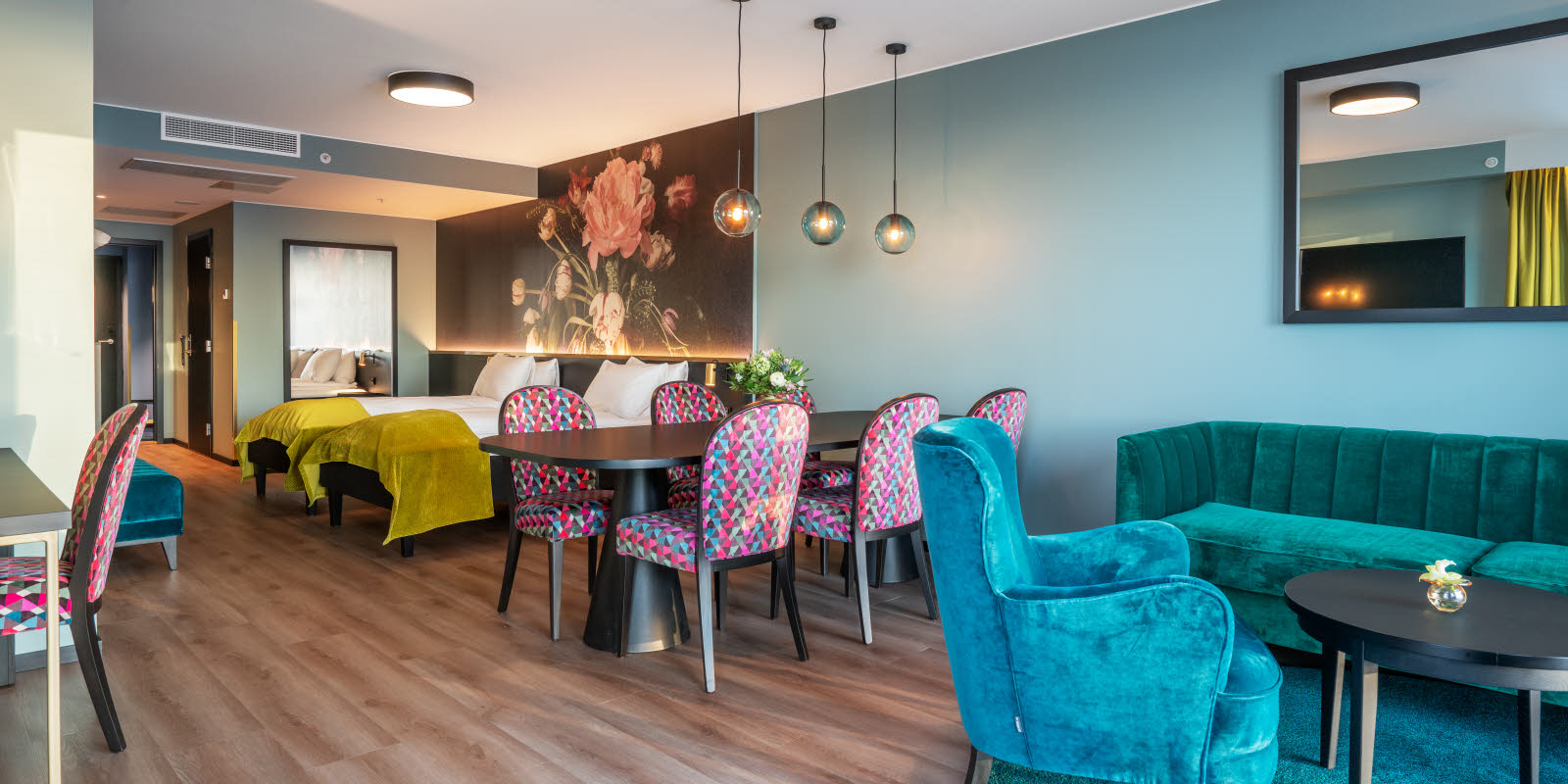 bilde av hotellseng, spisebord og sittegruppe p&#xE5; ist&#xE5;rnsuite p&#xE5; thon hotel svolv&#xE6;r