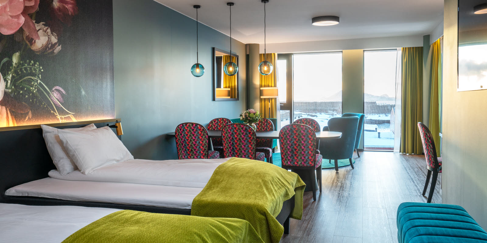 bilde av hotellseng, spisebord og sittegruppe p&#xE5; ist&#xE5;rnsuite p&#xE5; thon hotel svolv&#xE6;r