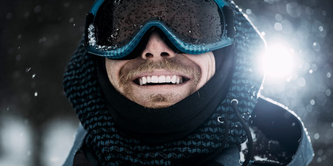 Smilende mann med skibriller