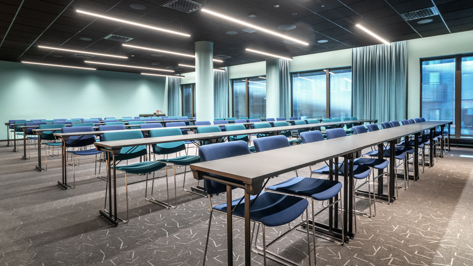 Illustrasjon av møterommet, men flere ubordsoppsett