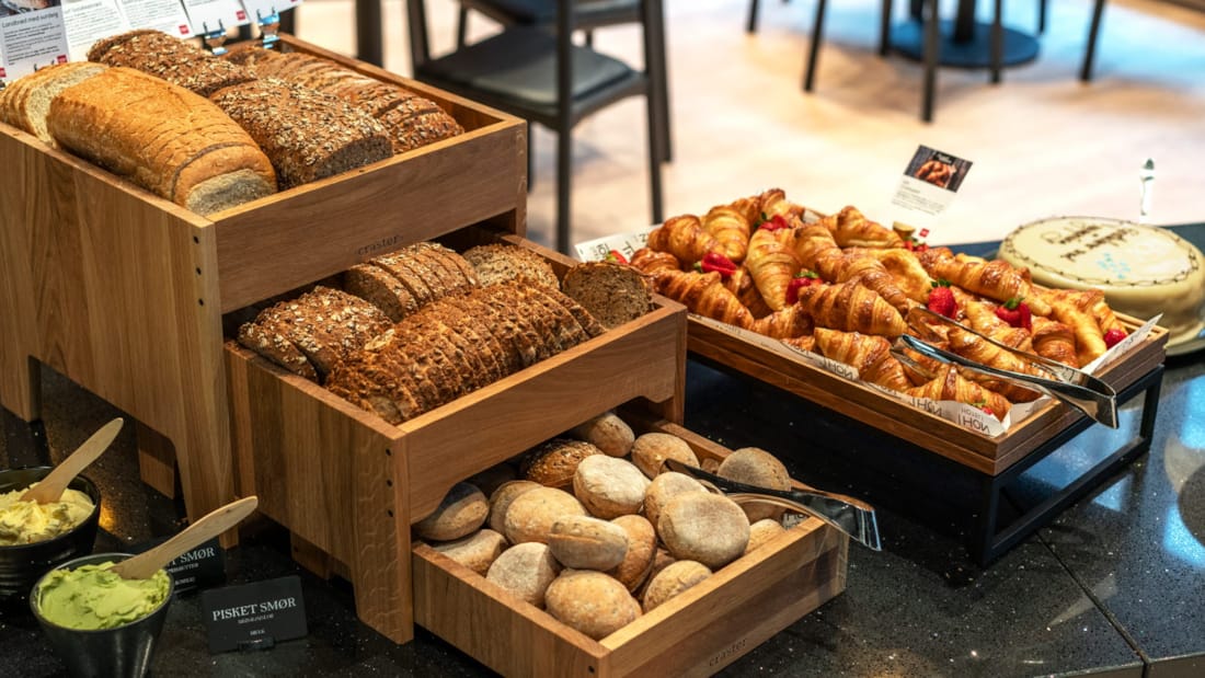 Brød, rundstykker og croissanter ved frokostbufféen hos Thon Hotel Snø.