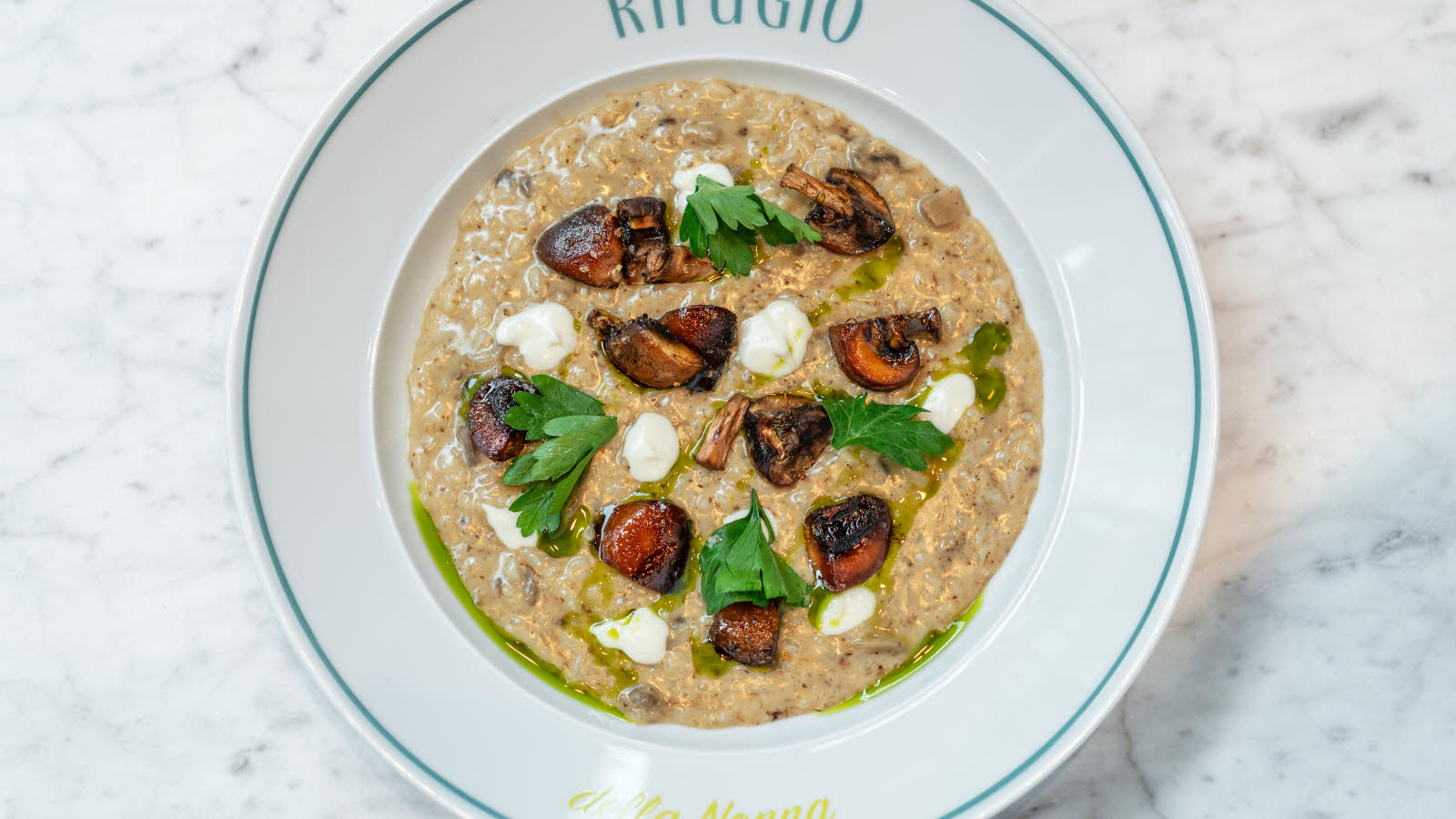 Nærbilde av risottorett, sett ovenfra.