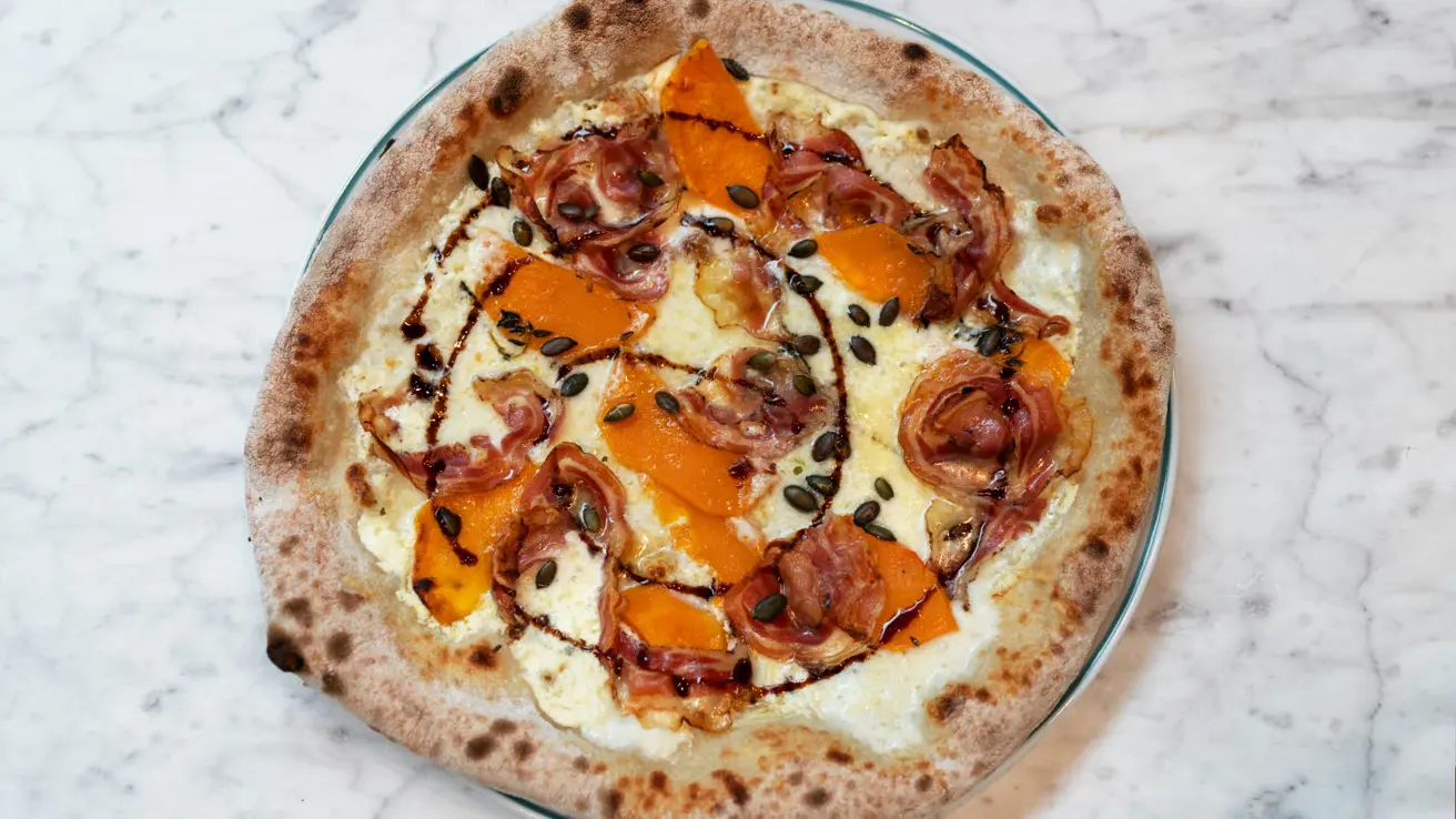 Nærbilde av pizza med gresskar, sett overfra