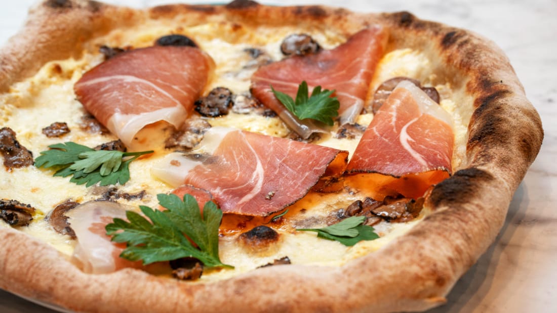Nærbilde av italiensk pizza