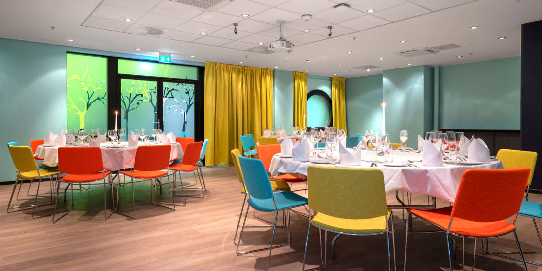 Klubben dekket opp til Bankett med turkise vegger og sennepsgule gardiner, dekkede bord på Thon Hotel Triaden i Lørenskog