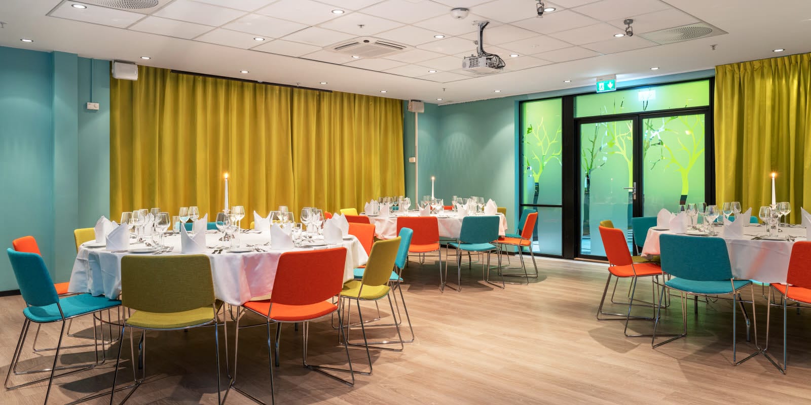 Klubben dekket opp til Bankett med turkise vegger og sennepsgule gardiner, dekkede bord på Thon Hotel Triaden i Lørenskog