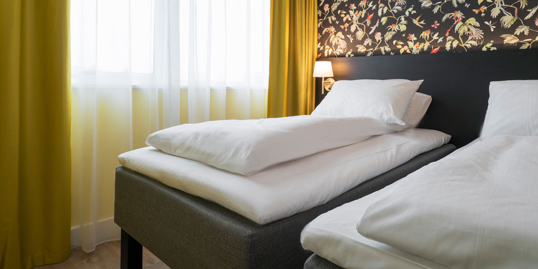 Seng i twinrom på Thon Hotel Triaden i Lørenskog