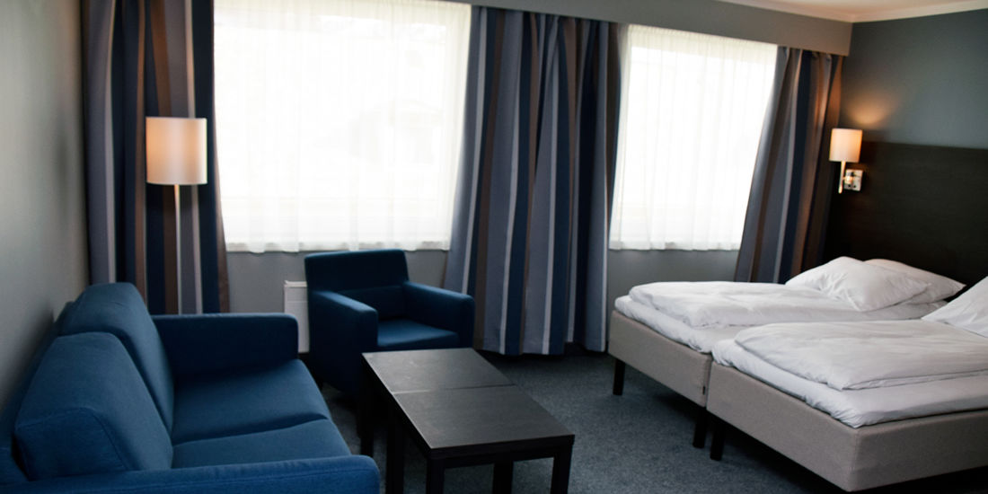 Seng i standard familierom på Thon Hotel Måløy