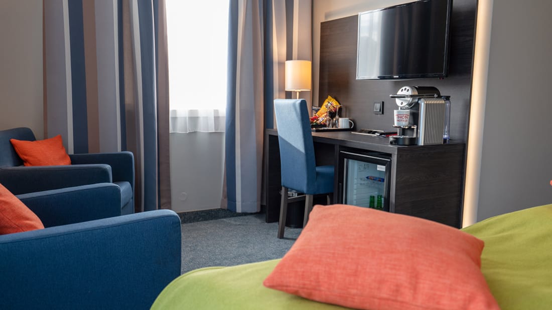 To stoler og tv på superior room på Hotel Måløy