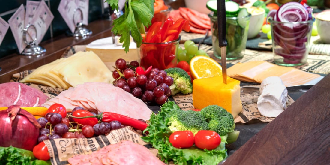 Kjøtt- og ostepålegg, grønnsaker og frukt på frokosten på Thon Hotel Moldefjord