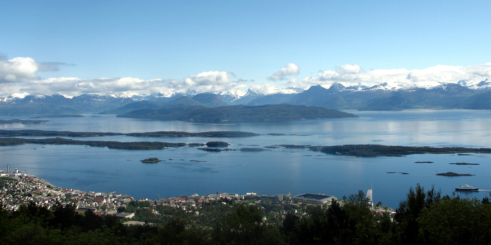 Panorama over byen og fjellene fra høyt oppe.