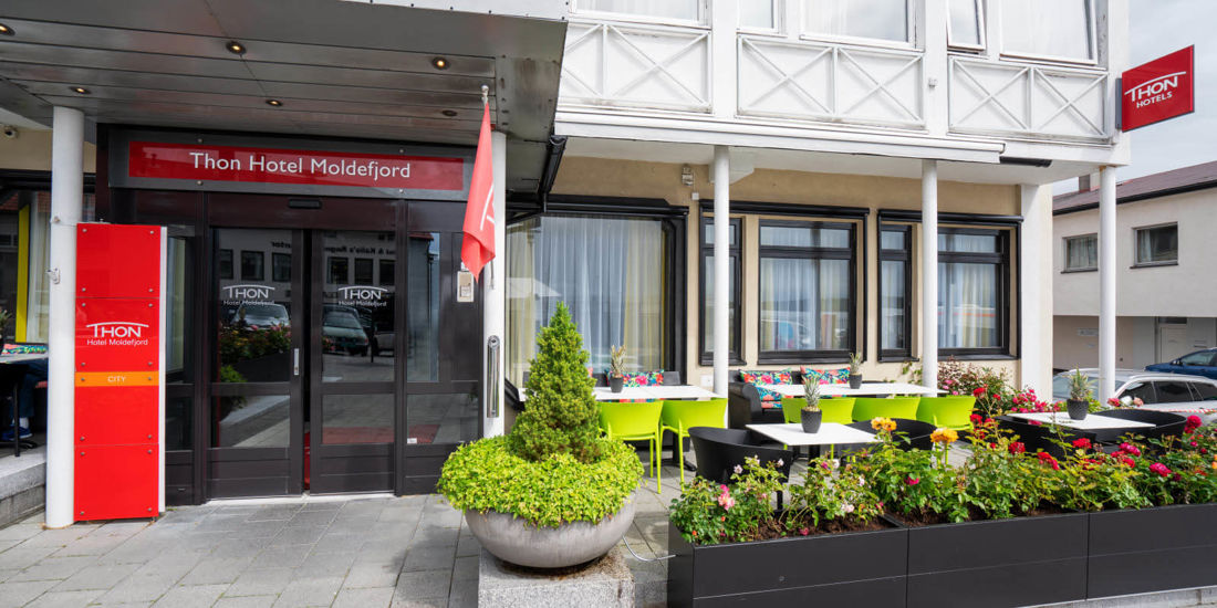 Frodig hotellfasade