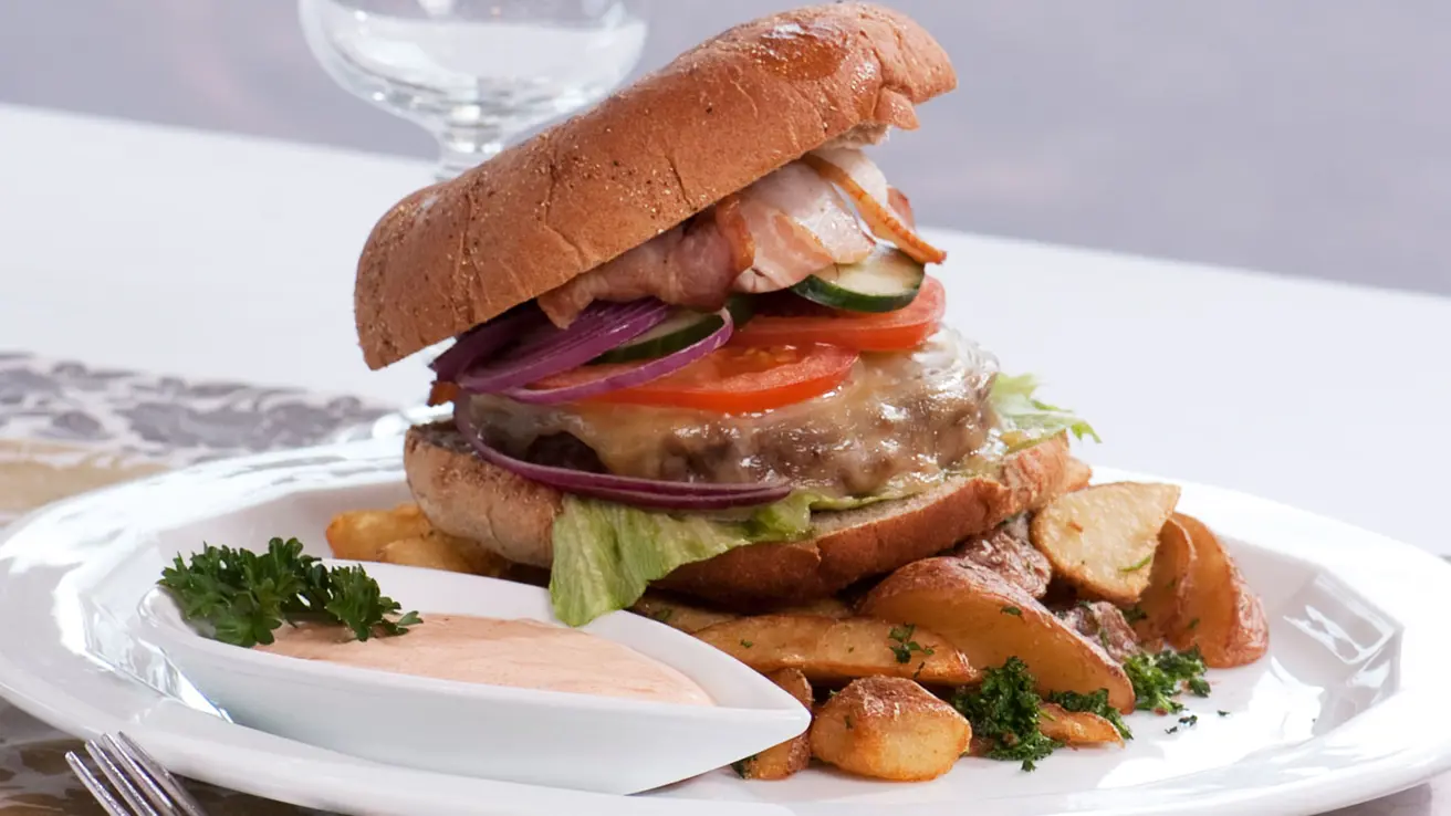 Tallerken med hamburger og stekte poteter