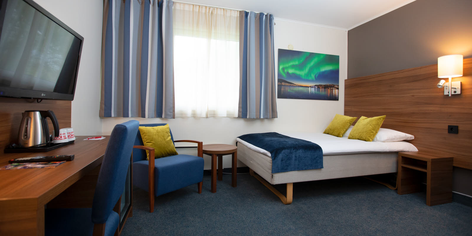 Skrivebord, TV, lenestol og seng i single room