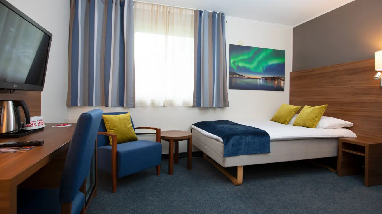 Skrivebord, TV, lenestol og seng i single room