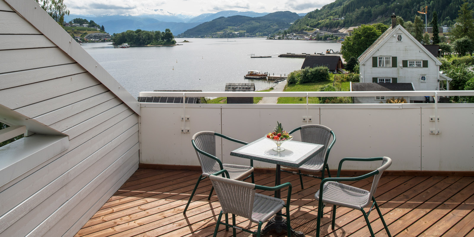 Veranda med utsikt mot vannet p&#xE5; toromsleilighet p&#xE5; Thon Hotel Sandven i Nordheimsund