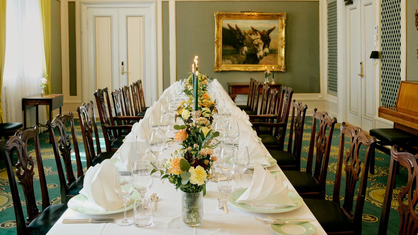 Selskapslokal med dekket langbord.