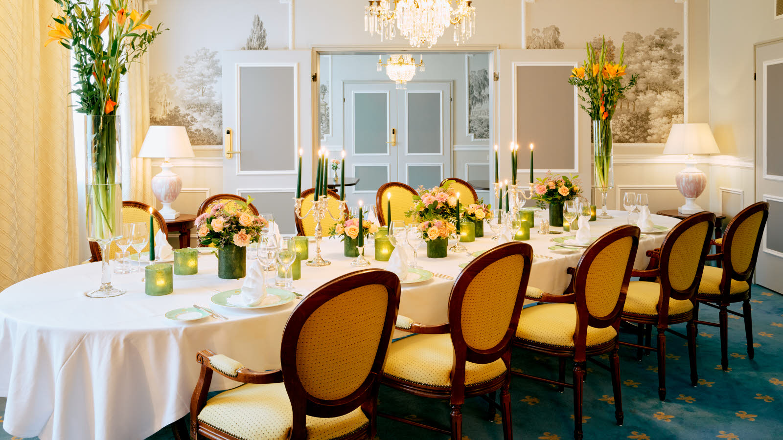 Selskapslokal med rundbord og lysekrone