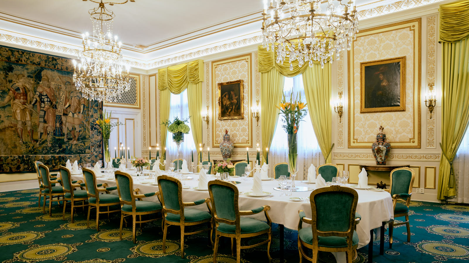 Sal i bankett oppsett med flere lysekroner