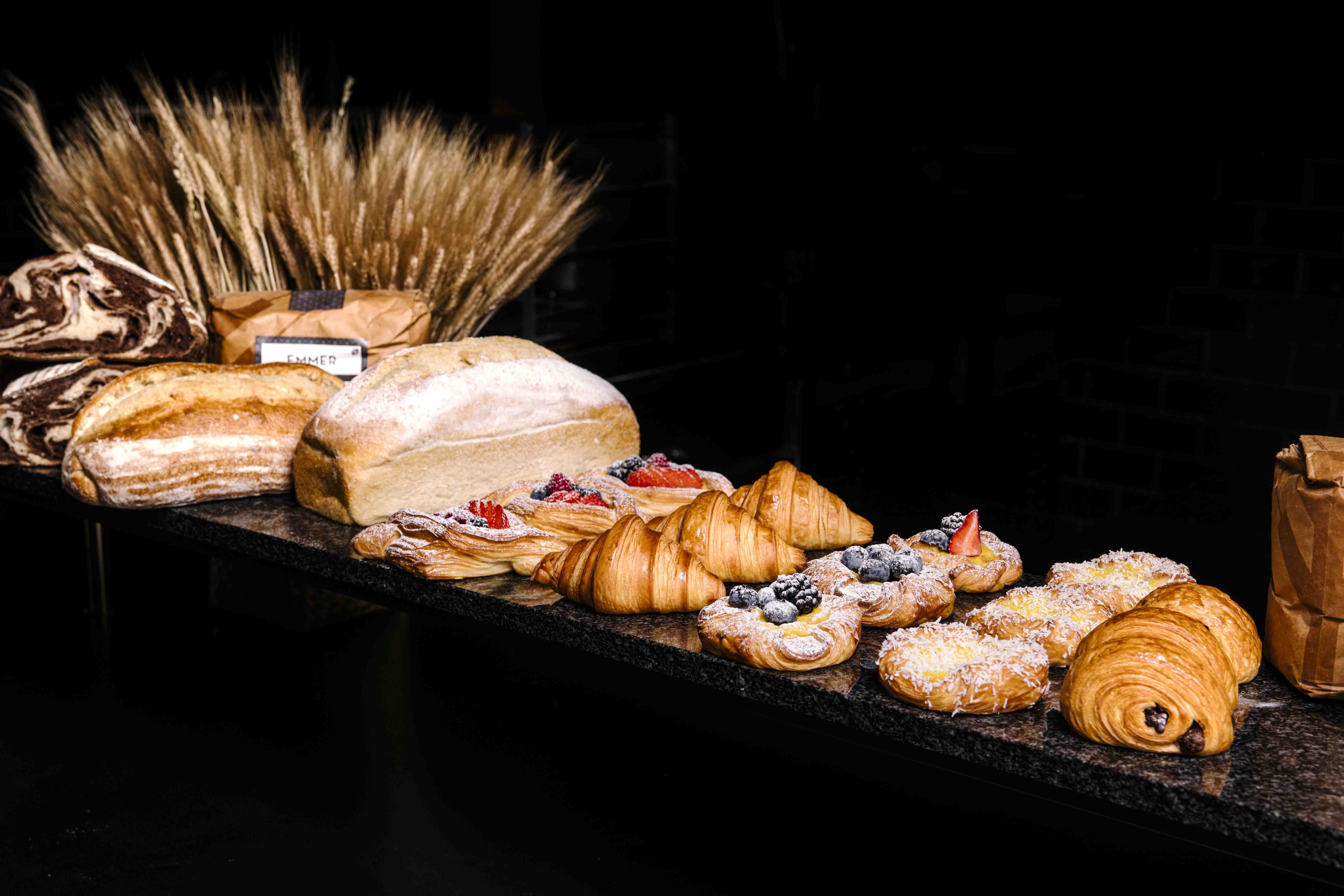 Ulike bakverk presentert på et bord