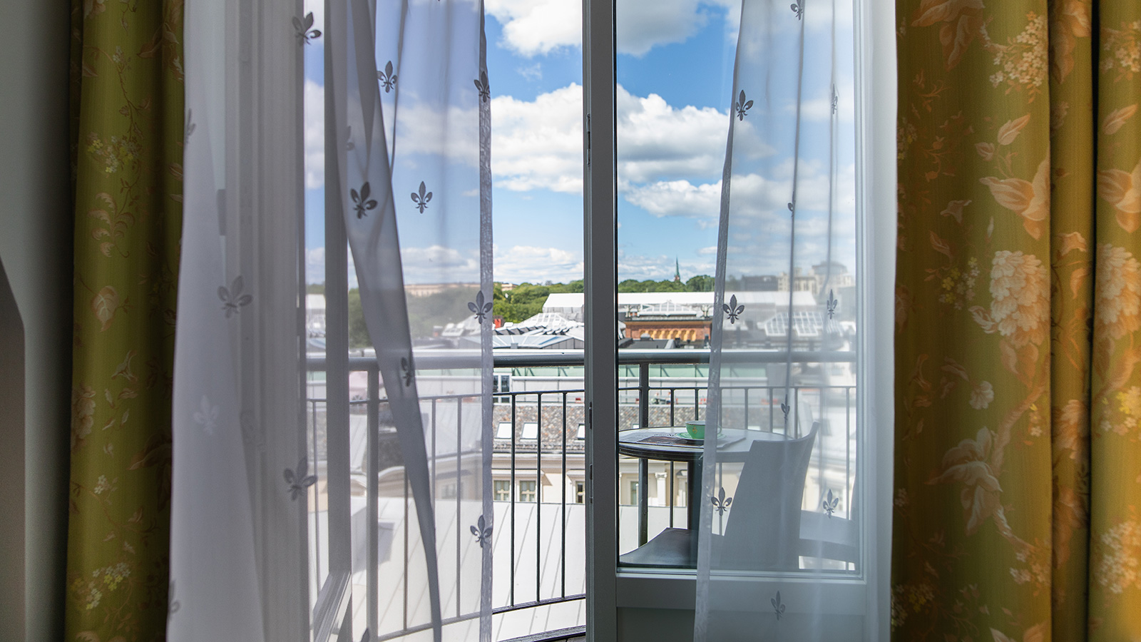 Utsikt til balkong fra hotellrom