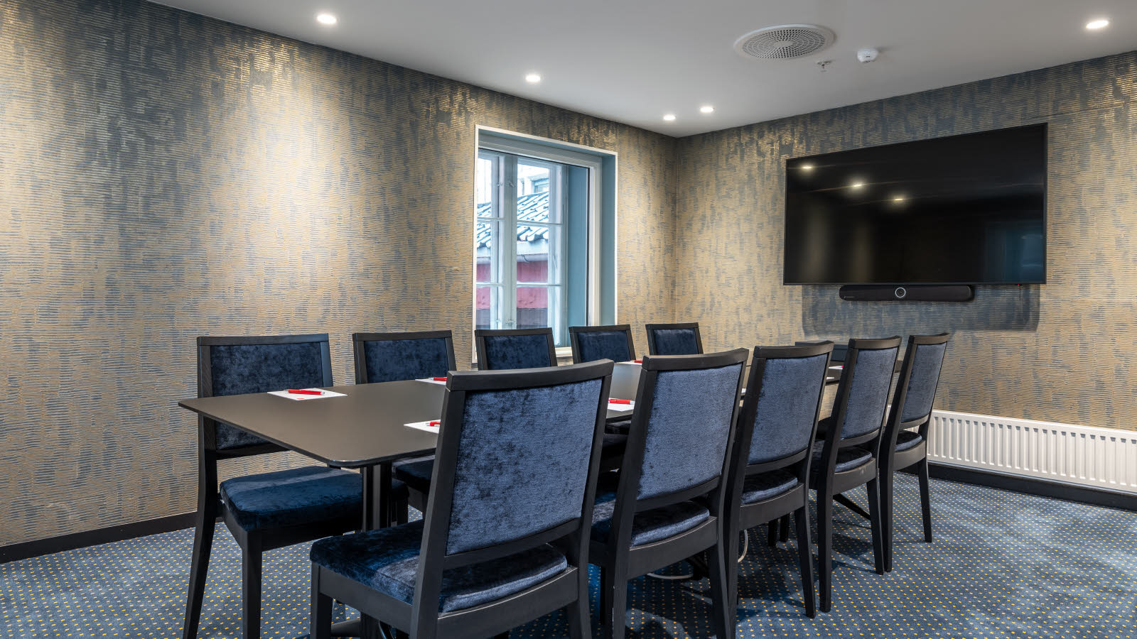 Møterom med langbord og stoler med fine detaljer