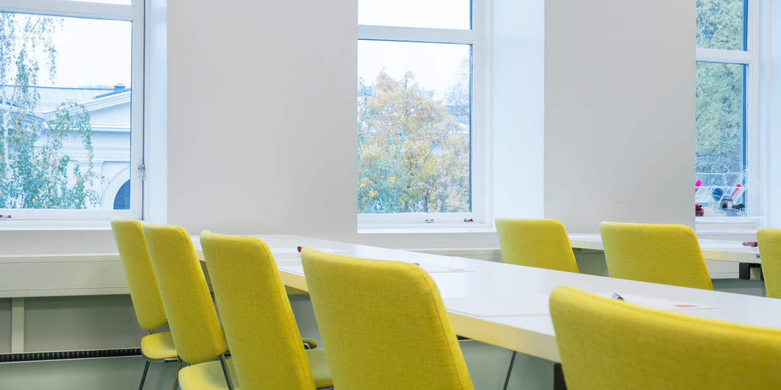 Detaljbilde av bord og stoler på konferanserommet Stang