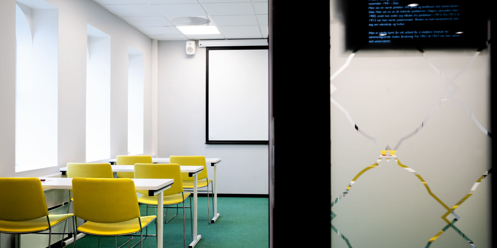 Detaljbilde av skillevegg og klasseromoppsett i konferanserommet Stang