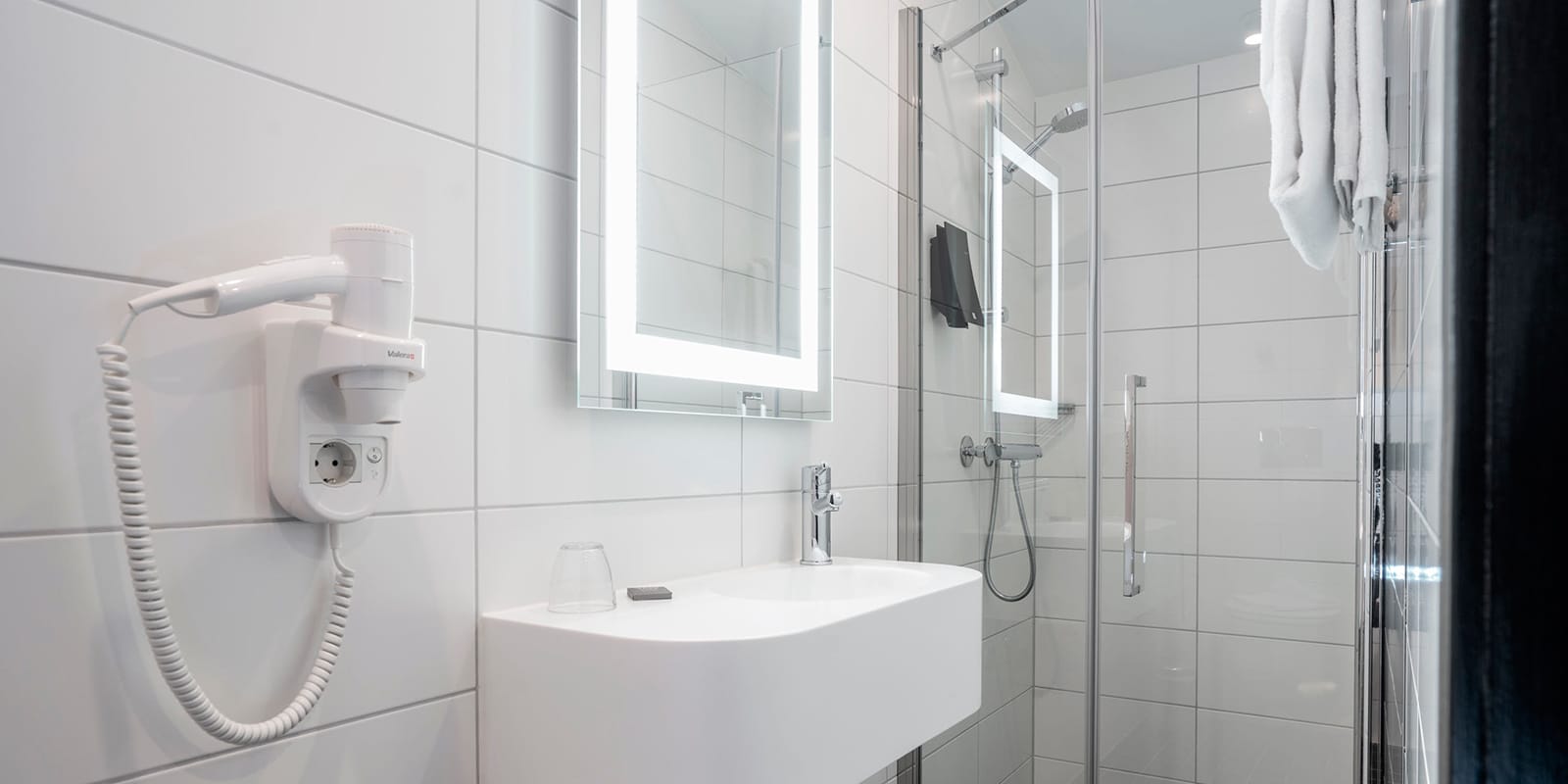Vask og dusj på bad i standardrom på Thon Hotel Astoria i Oslo senturm