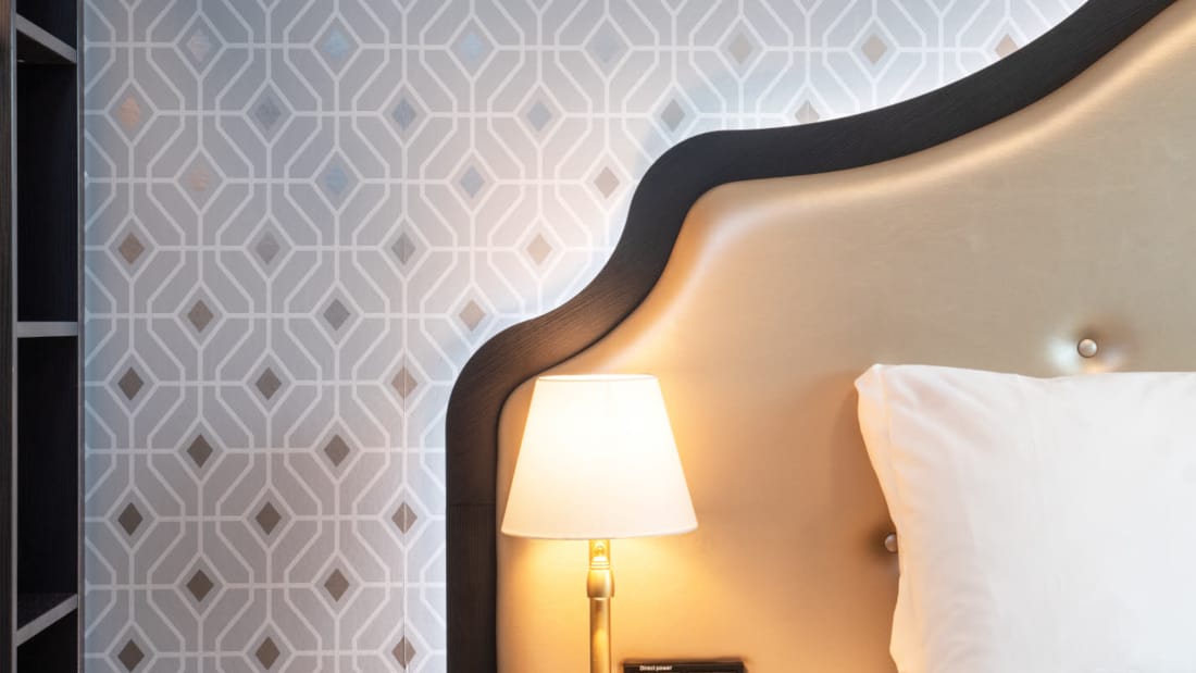 Detaljebilde av sengegavl i Juniorsuite på Thon Hotel Cecil