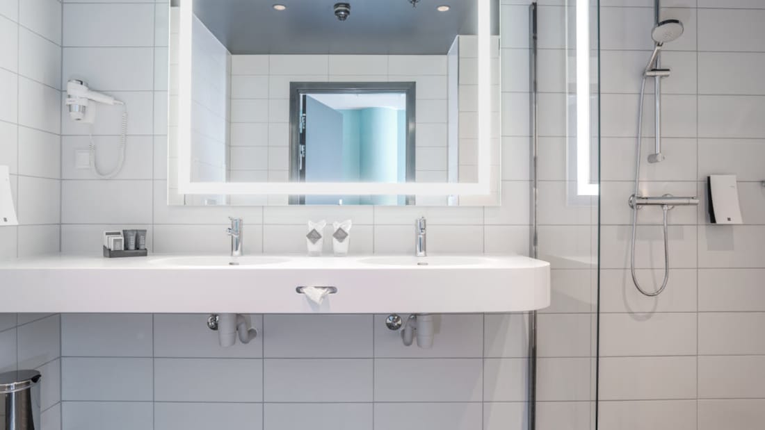 Bad med dusj, toalett og vask på rom Thon Hotel Cecil
