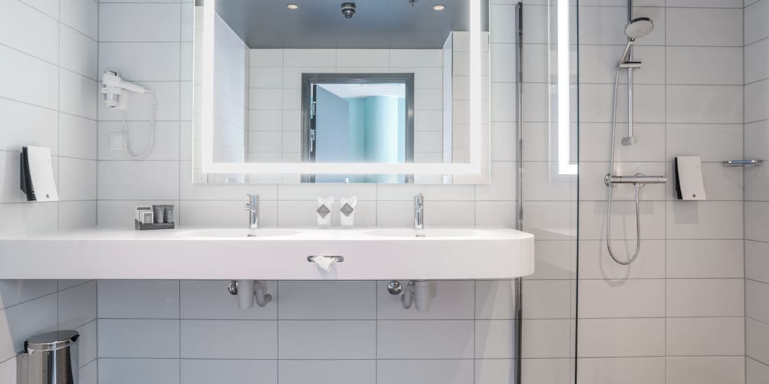 Bad med dusj, toalett og vask på rom Thon Hotel Cecil