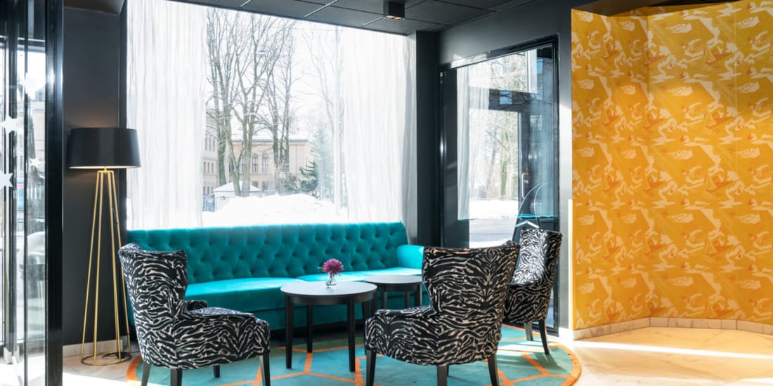 Resepsjonsområde/Lobby med zebra-lenestoler og stor sofa på Thon Hotel Europa i Oslo sentrum rett ved Slottsparken