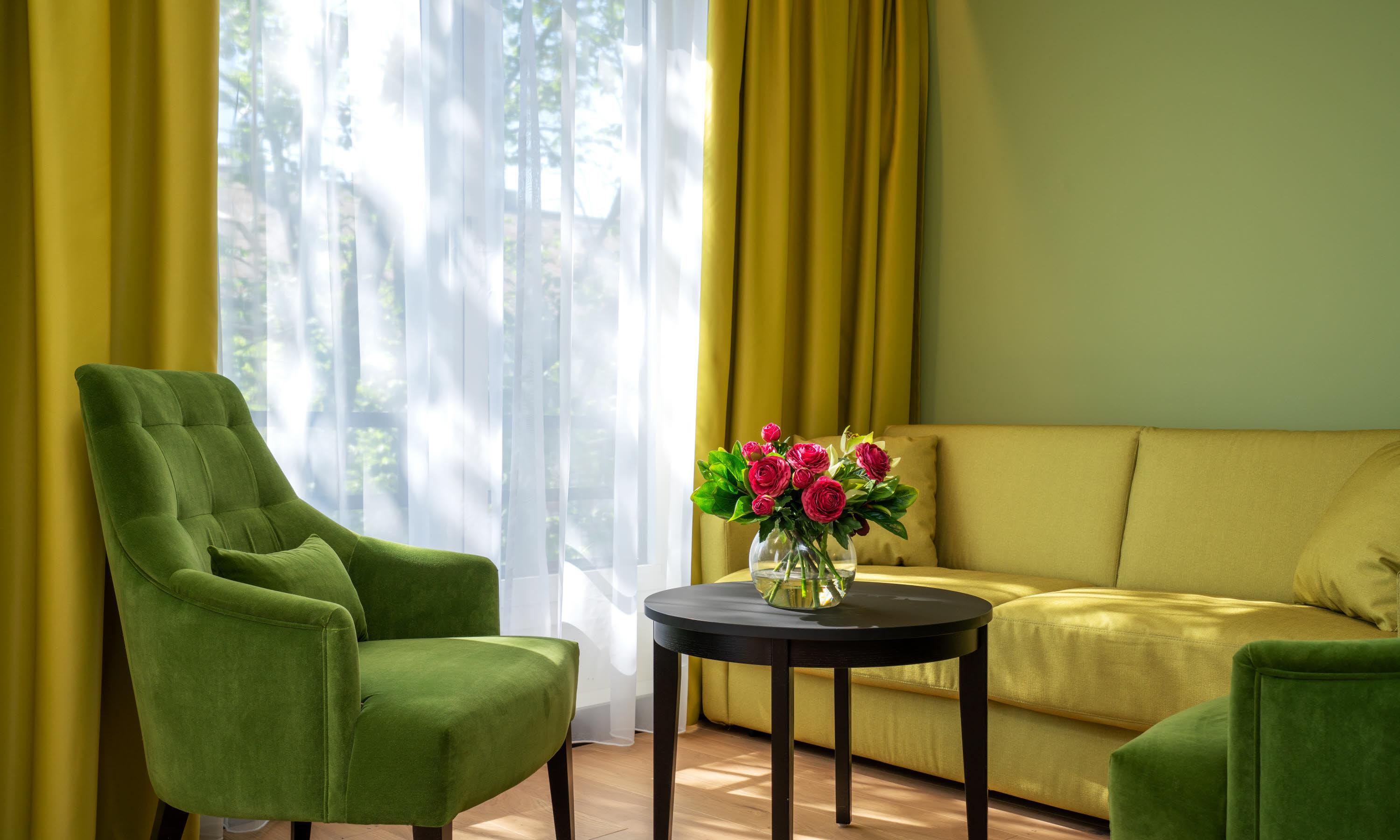 Sofa- og sittegruppe med blomster på bordet