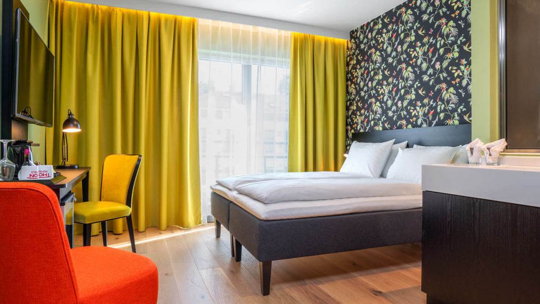 Stol, vask og dobbeltseng på Thon Hotel Gyldenløve