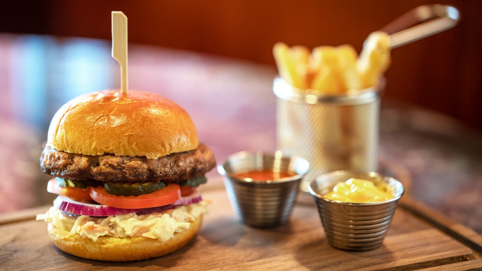 Detaljbilde av en hamburger og noe fries