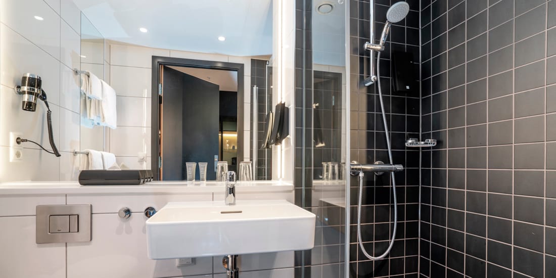 Bad med dusj, toalett og vask i junior suiten på Thon Hotel Linne i Oslo