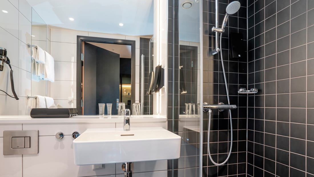 Bad med dusj, toalett og vask i junior suiten på Thon Hotel Linne i Oslo