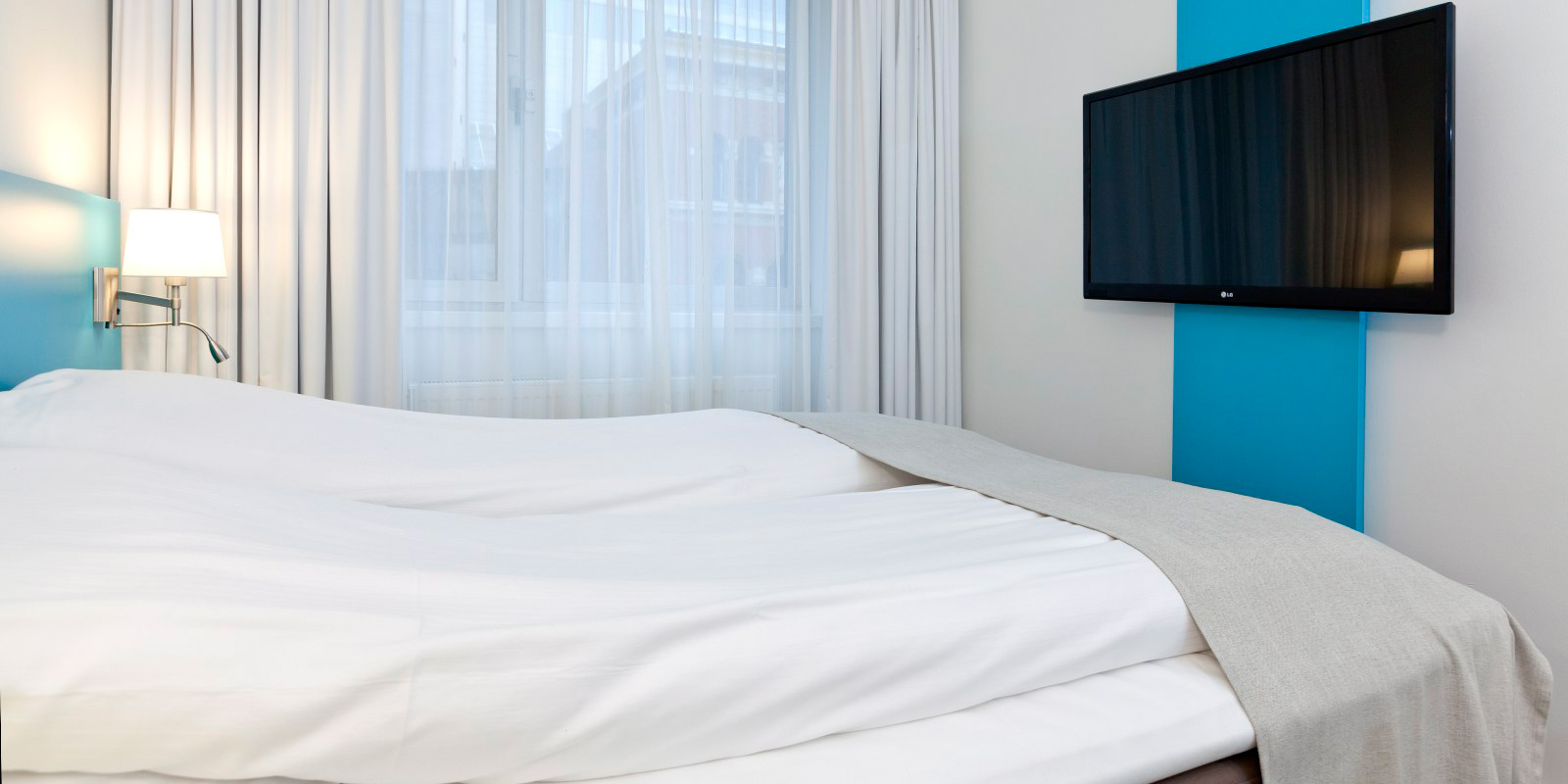 standard room double dobbelseng, vindu, tv