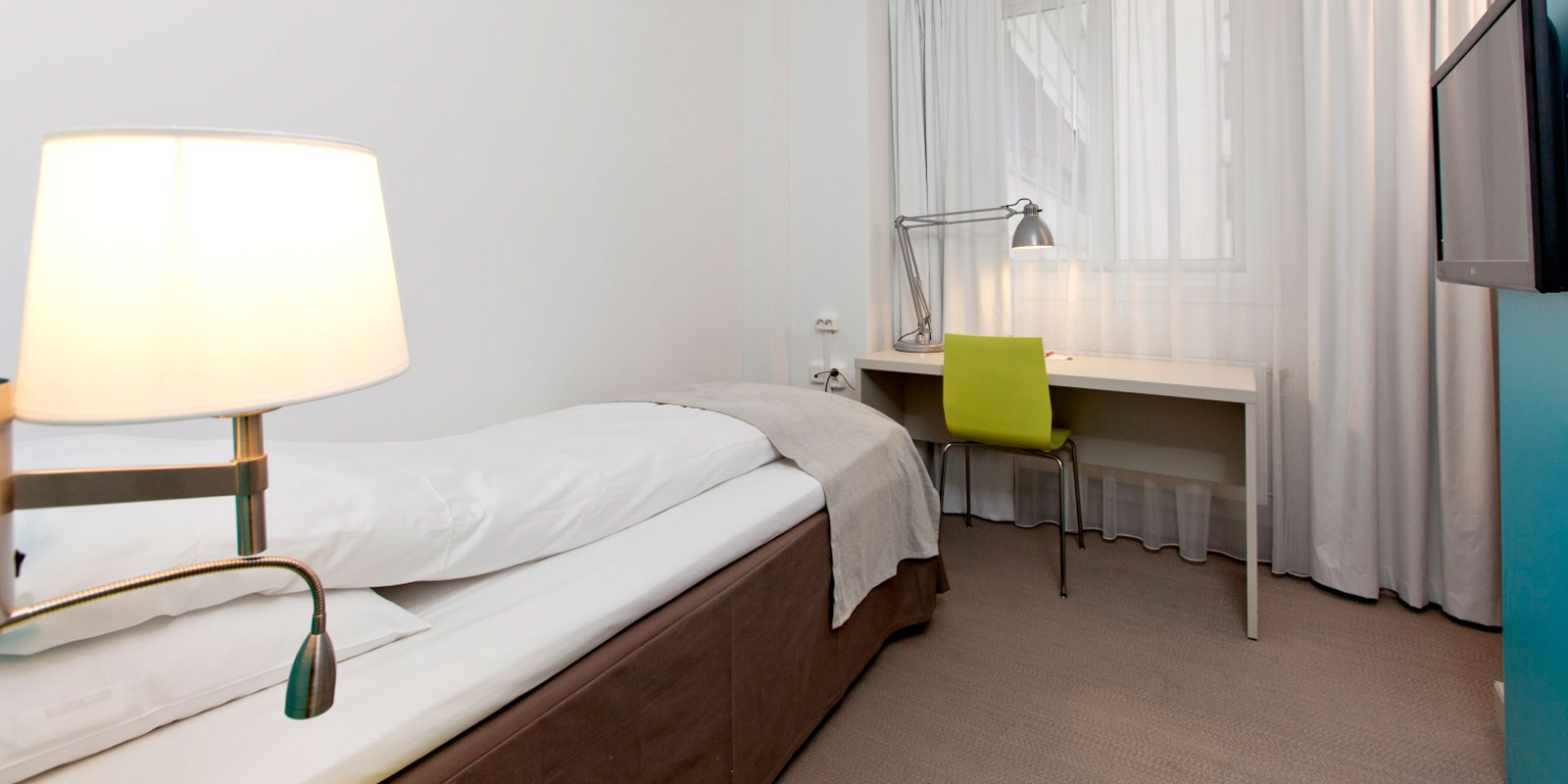 standard room single enkeltseng, vegghengt tv
