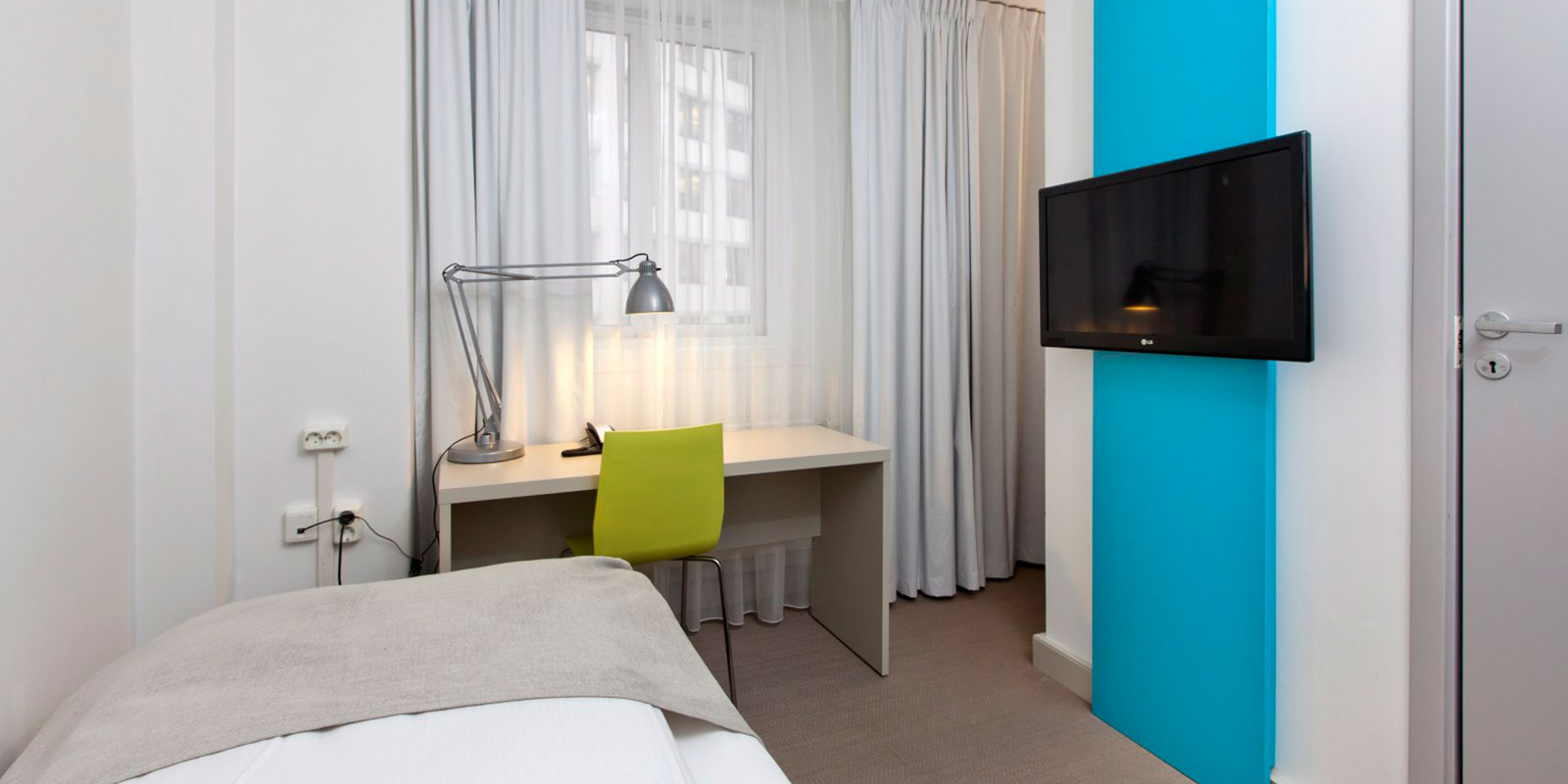 standard room single enkeltseng, vegghengt tv