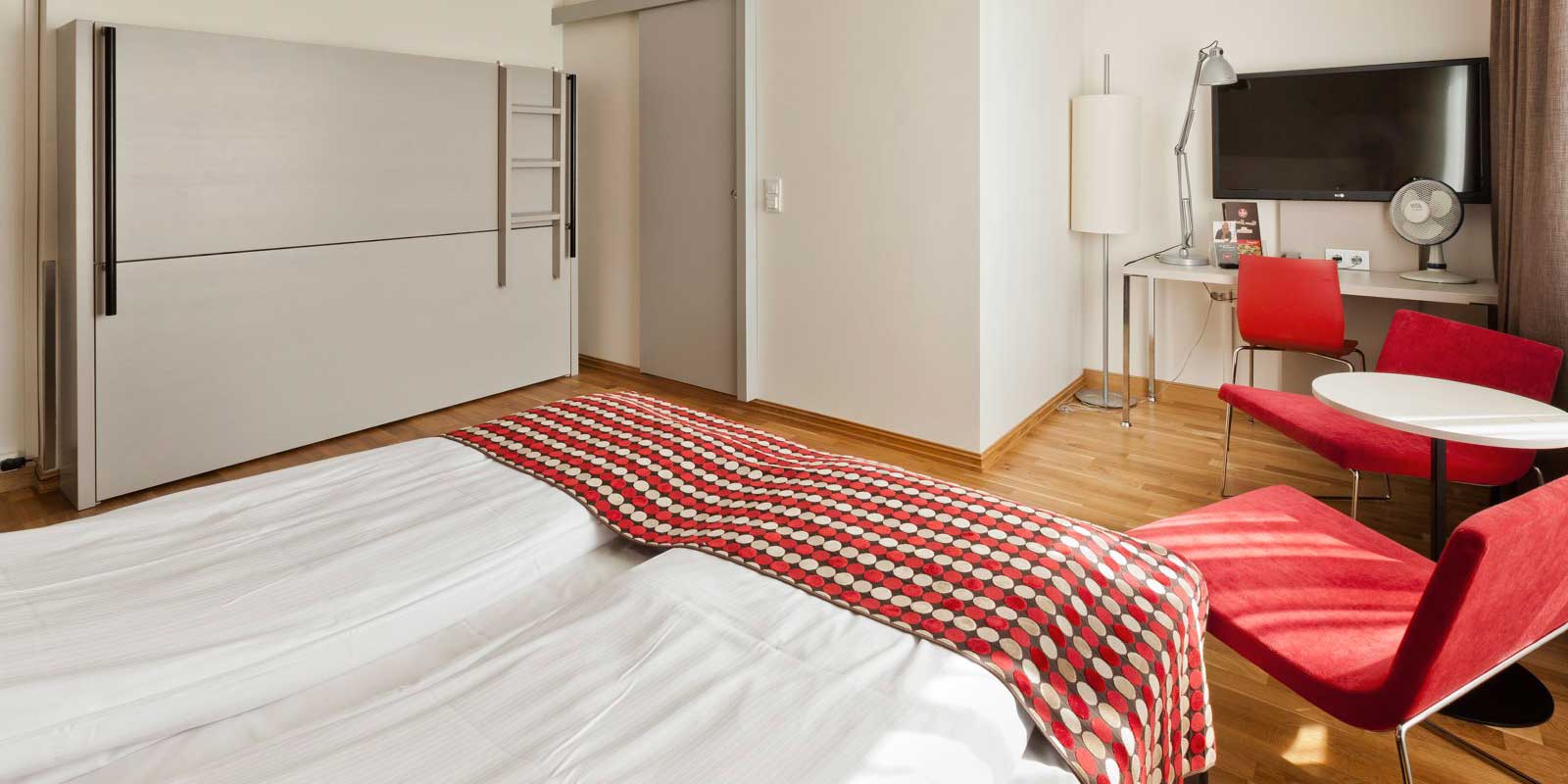 standard room triple family familierom dobbeltseng, vegghengt k&#xF8;yeseng, skrivebord