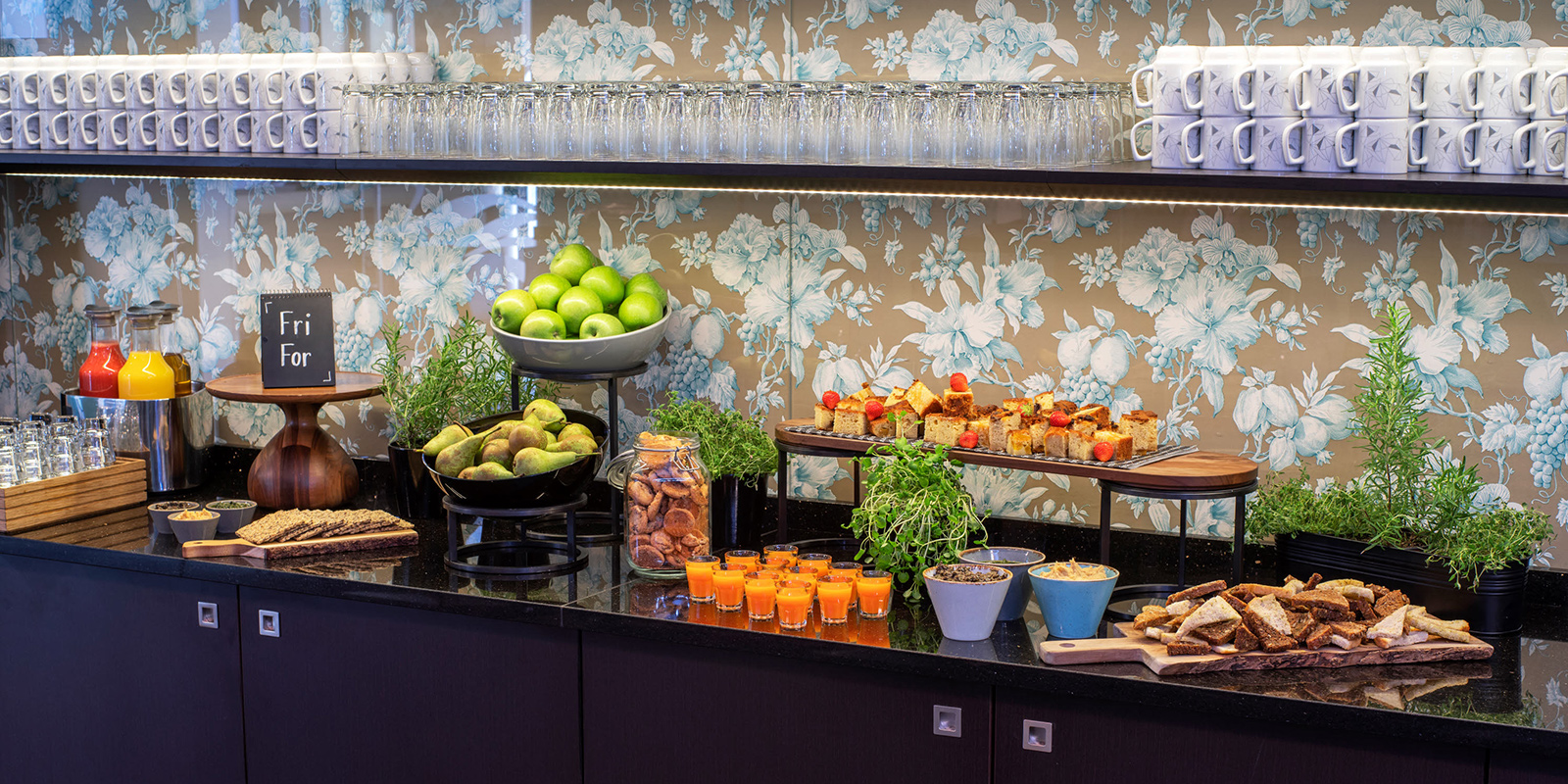 Konferanse pauseområde serveringsbenk med snacks