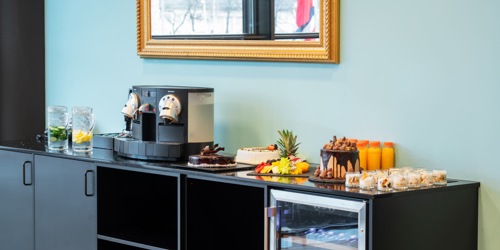 Et variert utvalg av pausemat i møterrom Tryllefløten, på Thon Hotel Opera i Oslo